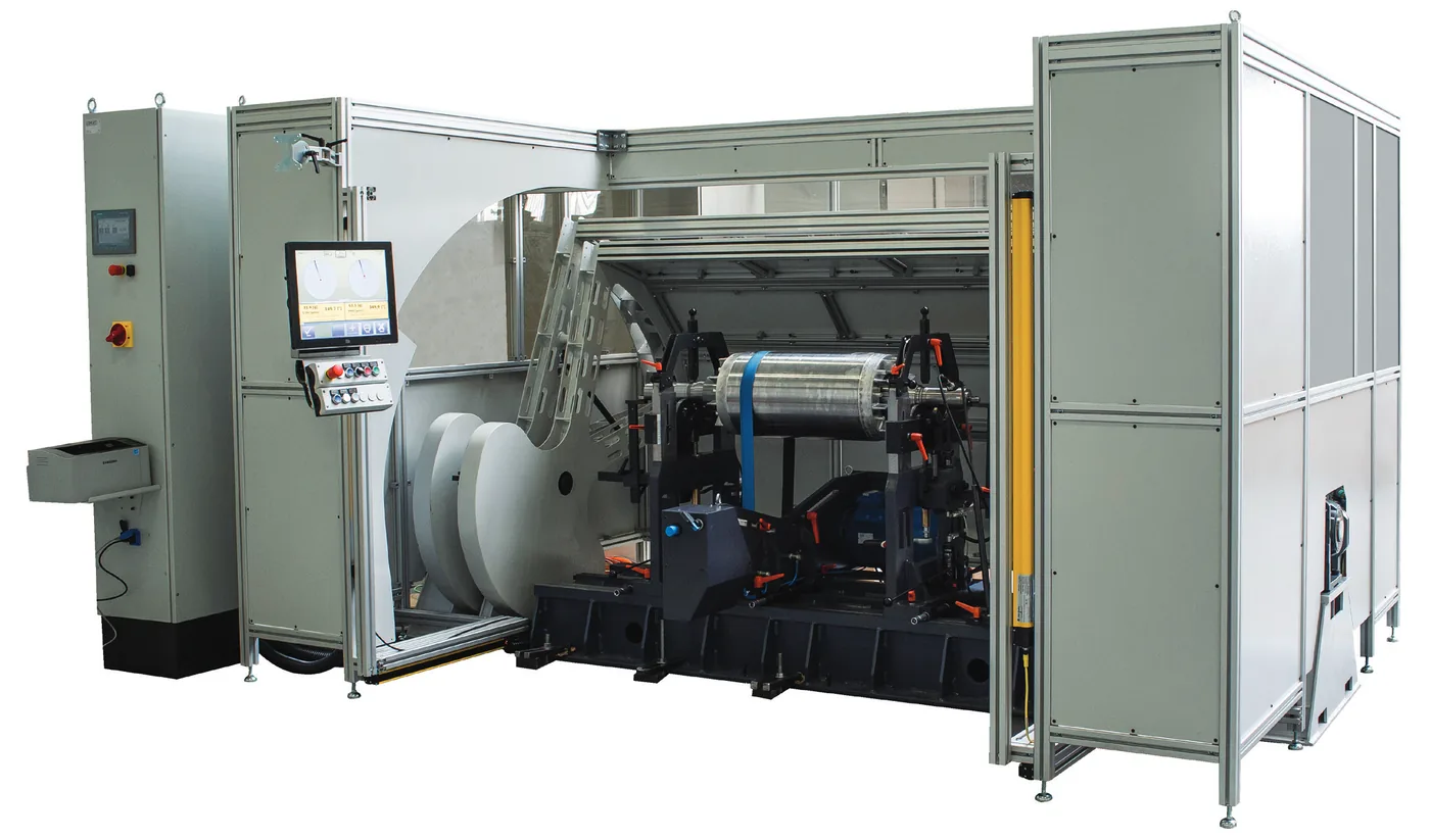 Rotor de motor eléctrico montado dentro de una balanceadora CIMAT encapsulada, con el HMI en columna al costado