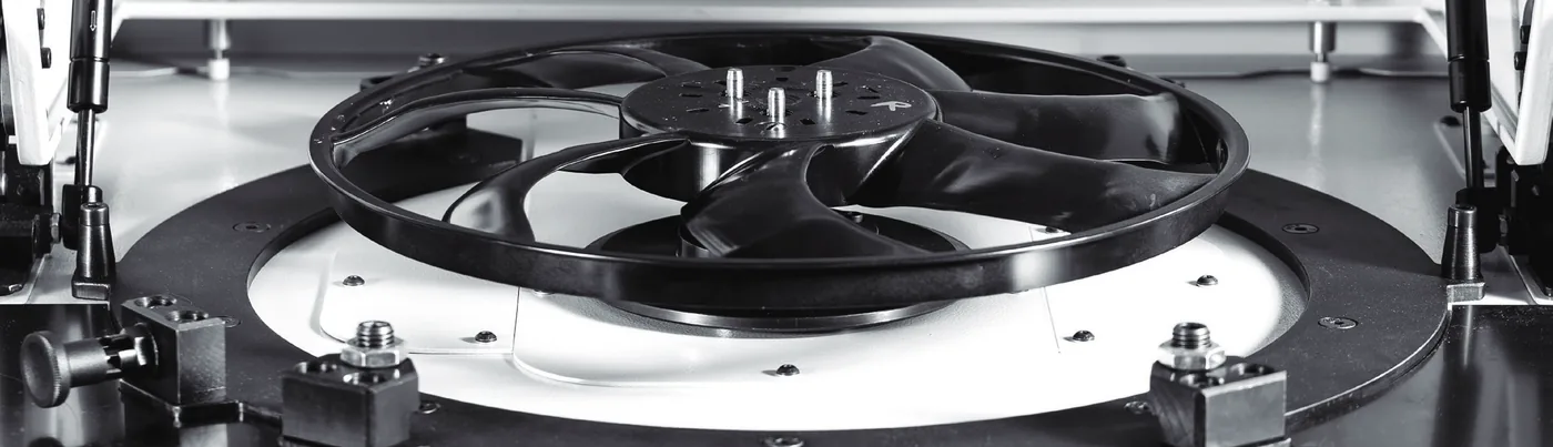 Rodete de ventilador industrial montado sobre el plato de una balanceadora vertical CIMAT